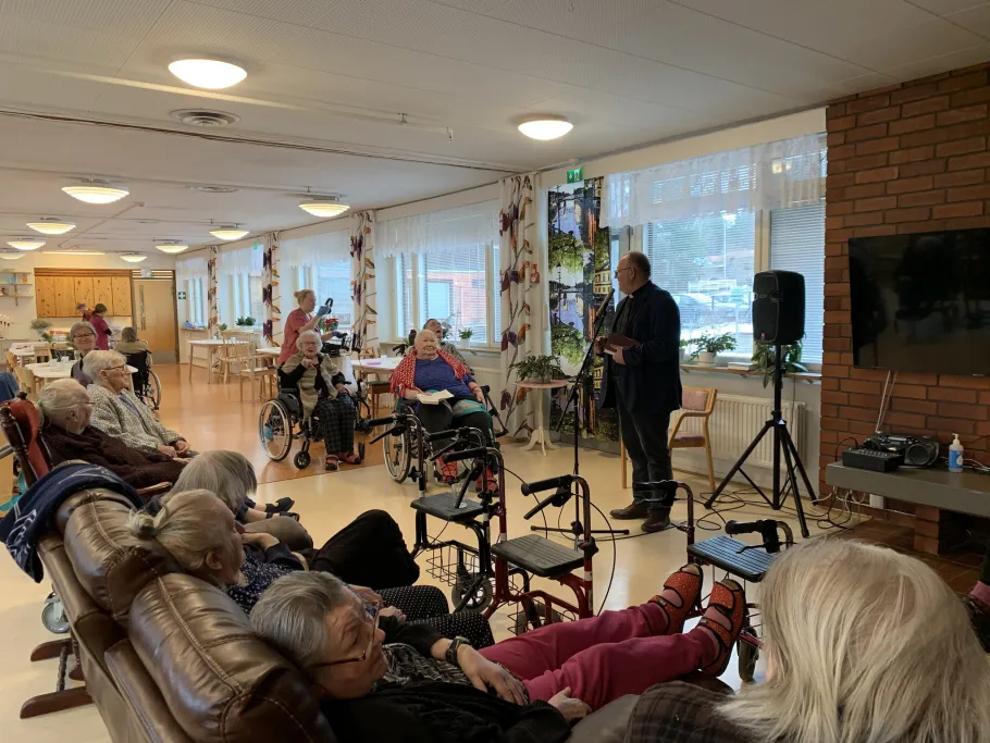 Kostiakoti kirkkoherra vierailee